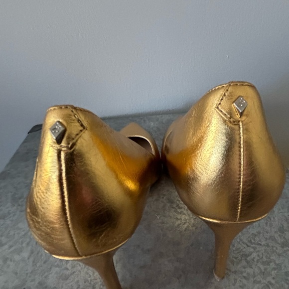 Designer Sam Edelman Gold Closed Toe High Heels - Picture 2 of 8
